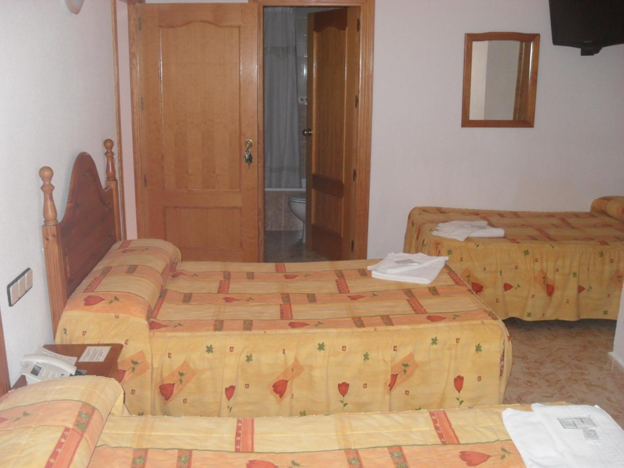 Hostal La Paz Осса-де-Монтьель Номер фото