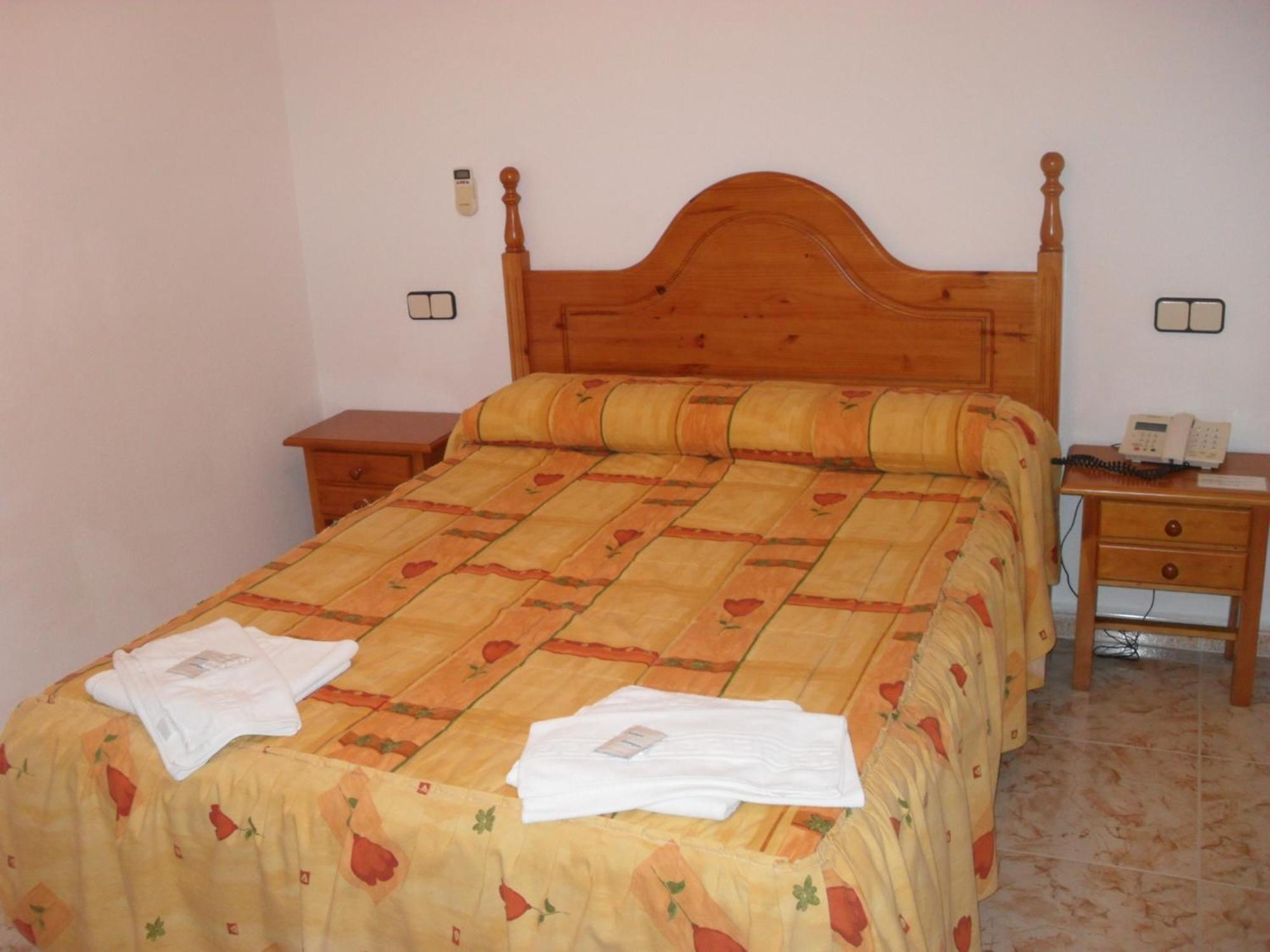 Hostal La Paz Осса-де-Монтьель Номер фото